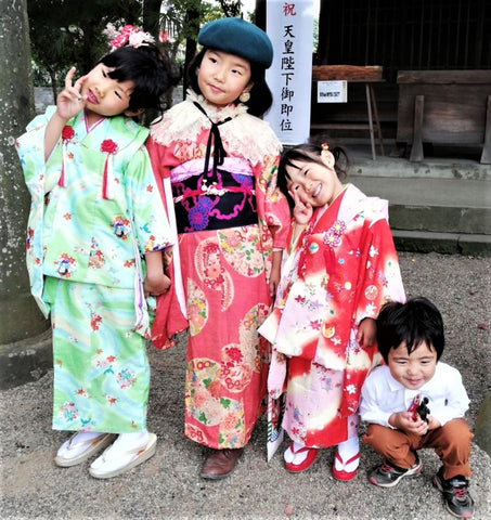 110-GIRLS: Family 7-5-3 Picture at shrine